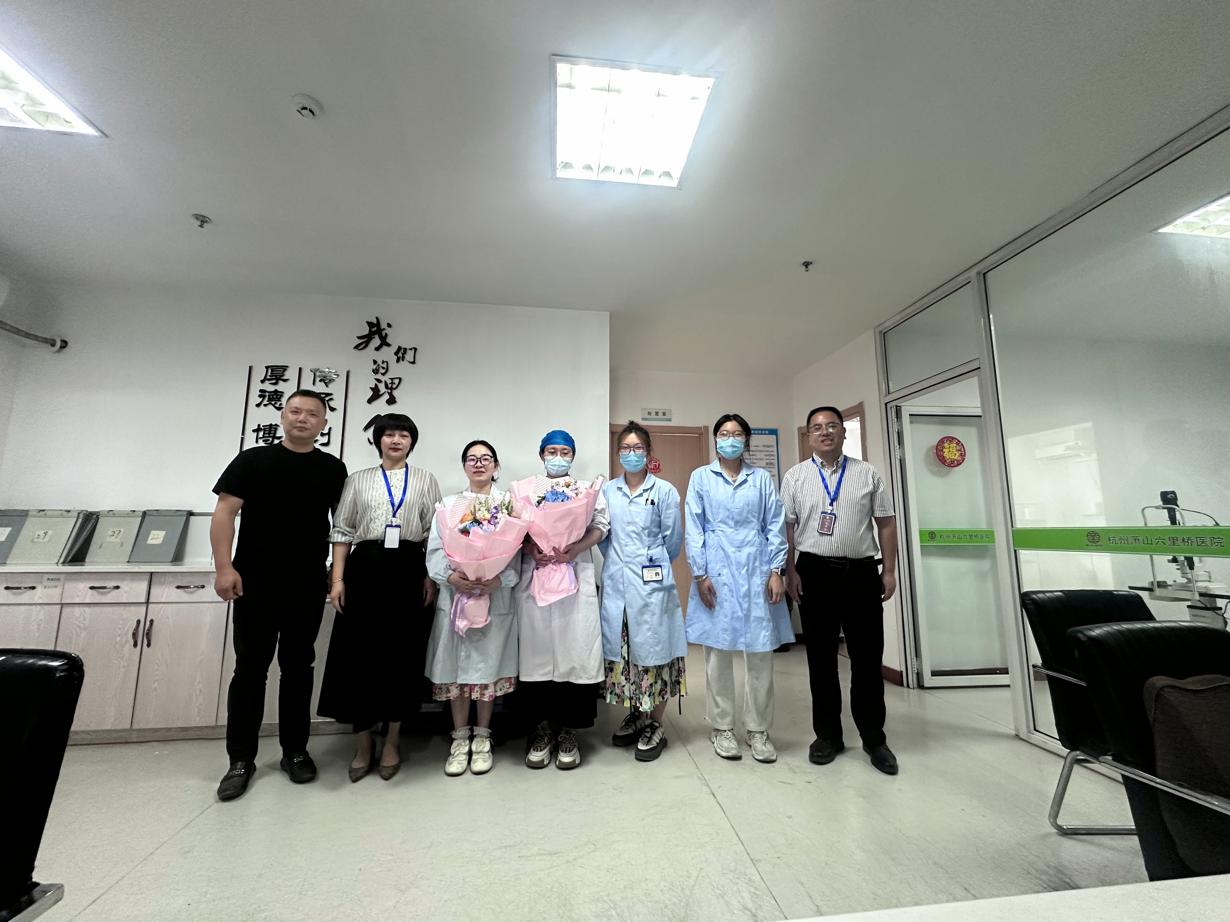 提灯者节日礼赞！卫健局鲜花慰问燃情护士节